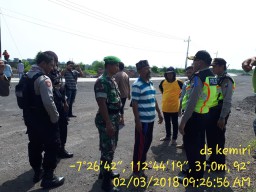 Babinsa Kemiri hadir di tengah warga nya yang unras di kawasan industri pergudangan/CIP