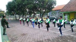 Anggota Ramil 0816/07 berikan materi Binjas/PBB pada peserta PKP NU di Desa Jenggot.