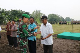 Dandim Sidoarjo bagikan 500 bibit pohon kepada masyarakat Ds. Penatar Sewu