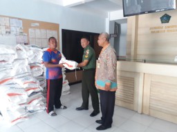 Babinsa Ramil 0816/01 Kota Sidoarjo dampingi penyaluran rastra agar tepat sasaran