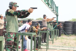 Dandim 0816/Sidoarjo dampingi Forkopimda Kab. Sidoarjo laksanakan latihan menembak.