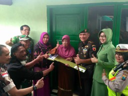 Dandim 0816 Sidoarjo Serahkan Kunci Rehap Rumah Tidak Layak Huni RTLH