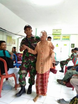 Anggota Kodim 0816 dampingi Pasien Katarak untuk di ikutkan operasi Katarak secara Gratis di DKT Surabaya.