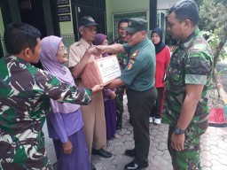 Danramil Tanggulangin Beri Bantuan Bingkisan Sembako Bagi Veteran Dan Warakawuri.