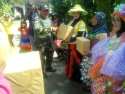 Bati Komsos Krembung Laksanakan penilaian di Desa Kandangan Dalam Lomba Kebersihan