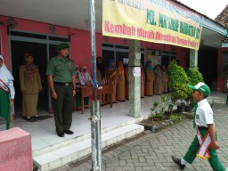 Babinsa Jati menyampaikan amanat tentang pentingnya disiplin pada upacara bendera