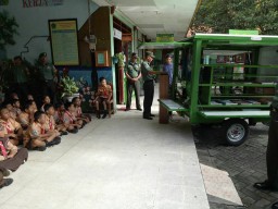 Mobile Teaching Team School Kodim 0816 Sidoarjo telah mencuri hati para anak sekolah