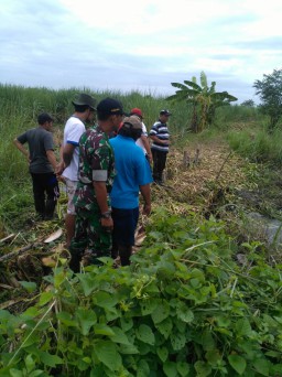 Pasca Banjir, Warga Bersama Babinsa Kerja Bakti Bersihkan Kampung
