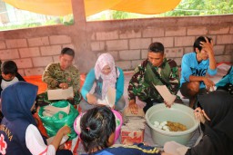 Kodim 0816 Sidoarjo siagakan dapur umum, bantu warga yang terkena dampak banjir