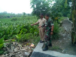 Babinsa Krembung Bersama Warga Melaksanakan Pembersihan Sungai
