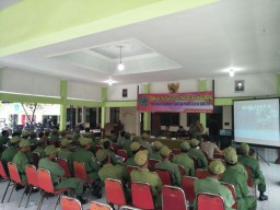 Danramil 07/Krembung Berikan Pembinaan Pelatihan Satgas Linmas di Pendopo Kec. Krembung