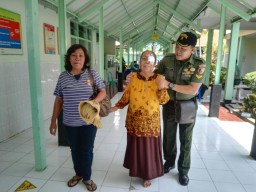 Babinsa 06/Tanggulangin Setia Mendampingi Pasien Pasca Operasi Katarak.