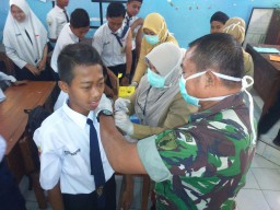 Koramil 0816/08 Jabon bersama Puskesmas melaksanakan Imunisasi Diftheri di SMP N 2 Ds Permisan Kec Jabon.