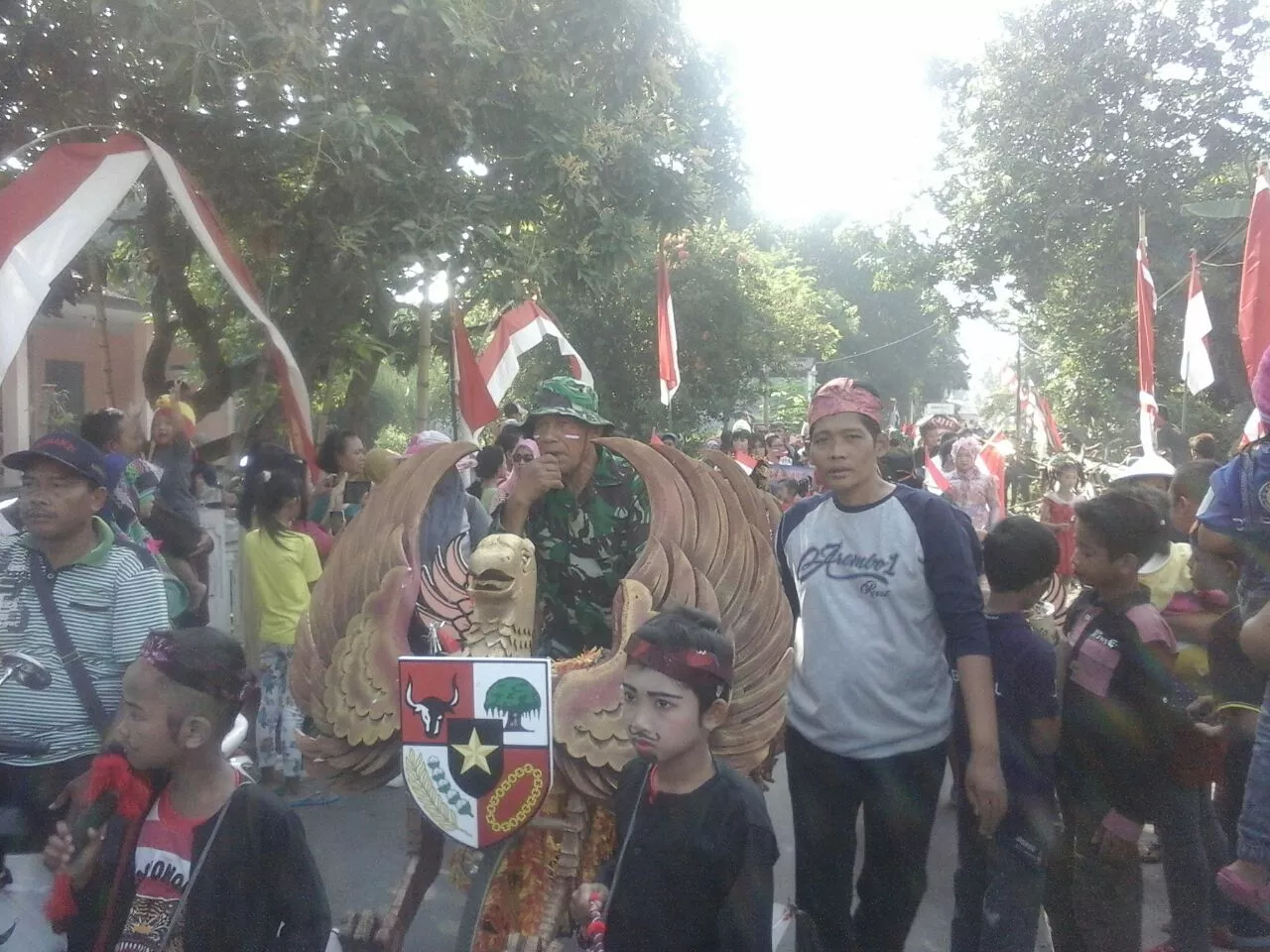 Semarak HUT RI ke 71 dengan Pawai Rakyat di Wilayah Koramil 0816/11 Tarik.