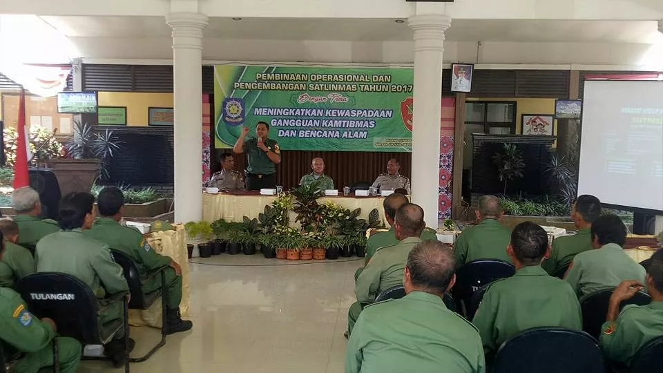 Serka Sutrisno bekali materi wasbang kepada anggota Linmas