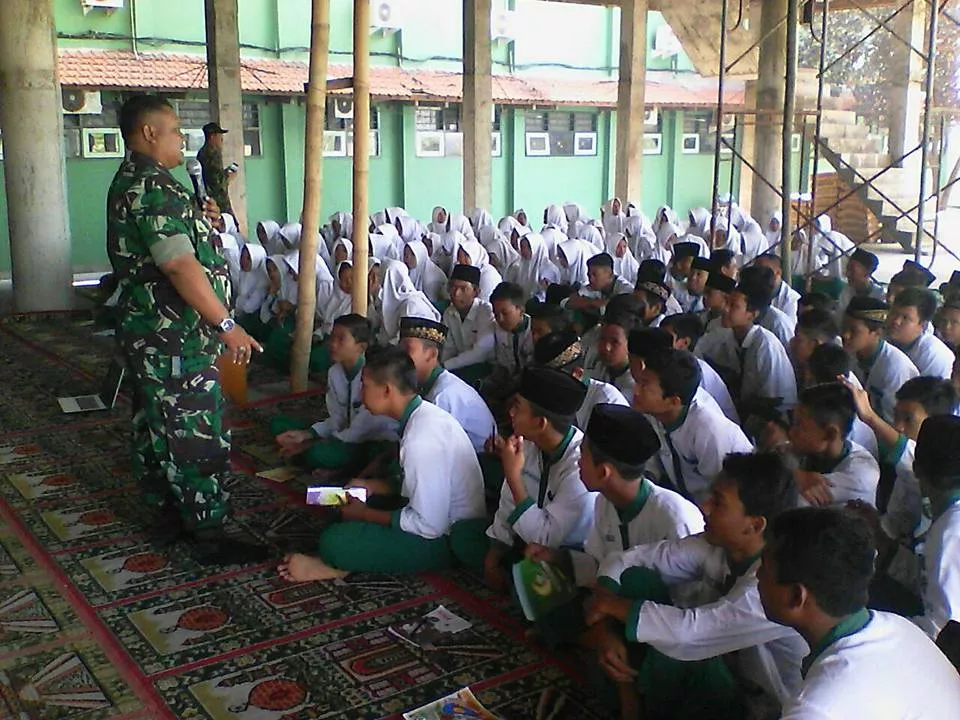 Para Babinsa Kodim 0816 Sidoarjo turun ke sekolah berikan materi wasbang