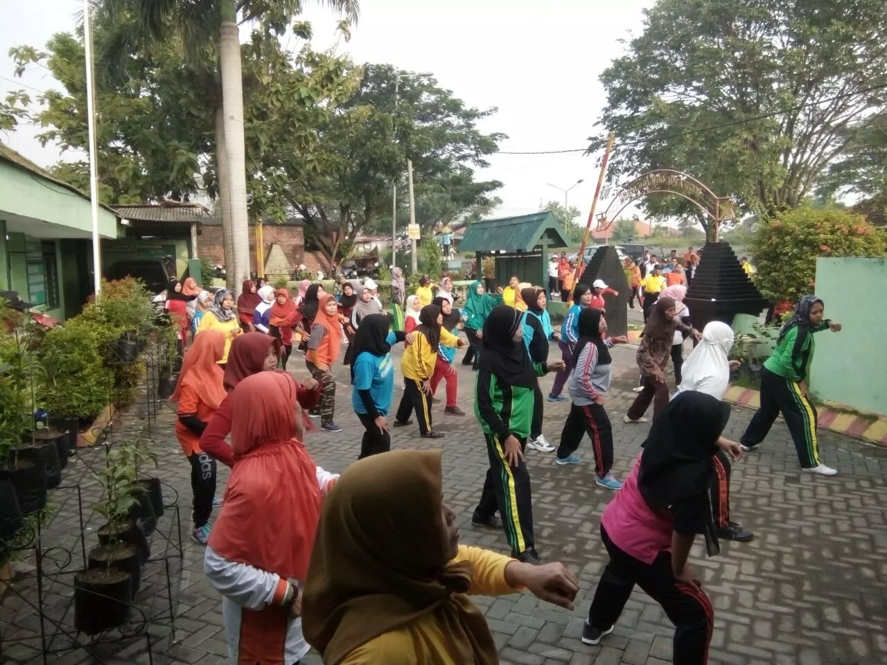Penuh semangat, Senam bersama dengan Forpimka dan masyarakat