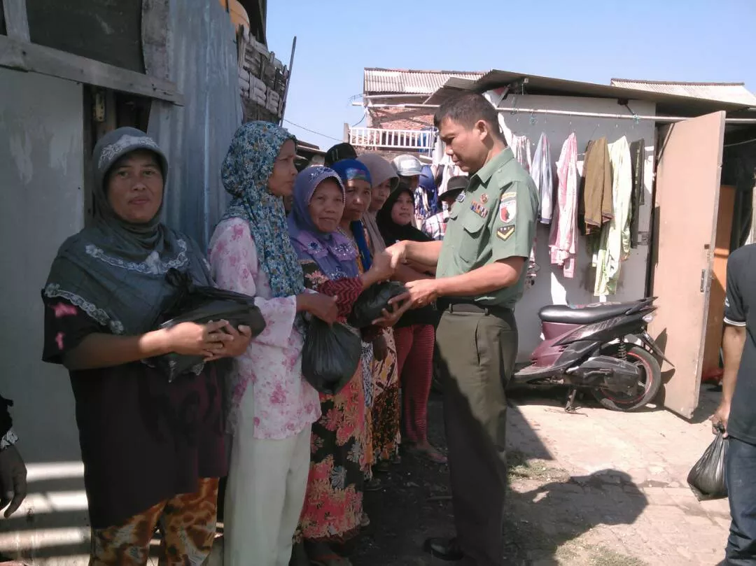 Pembagian zakat oleh Babinsa Koramil 0816/18 Sedari di desa binaanya
