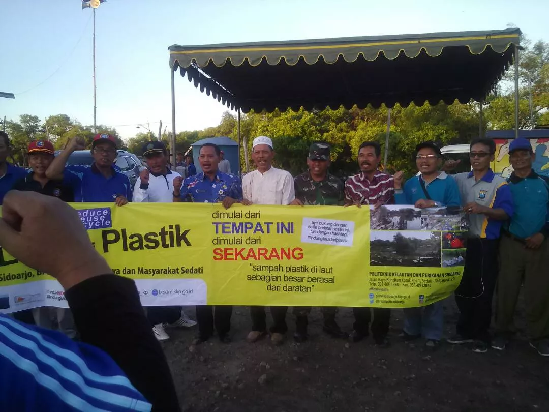 Danramil 0816/18 Sedati beserta anggota hadir dalam acara Word Ocean Day di Desa Gisik Cemandi