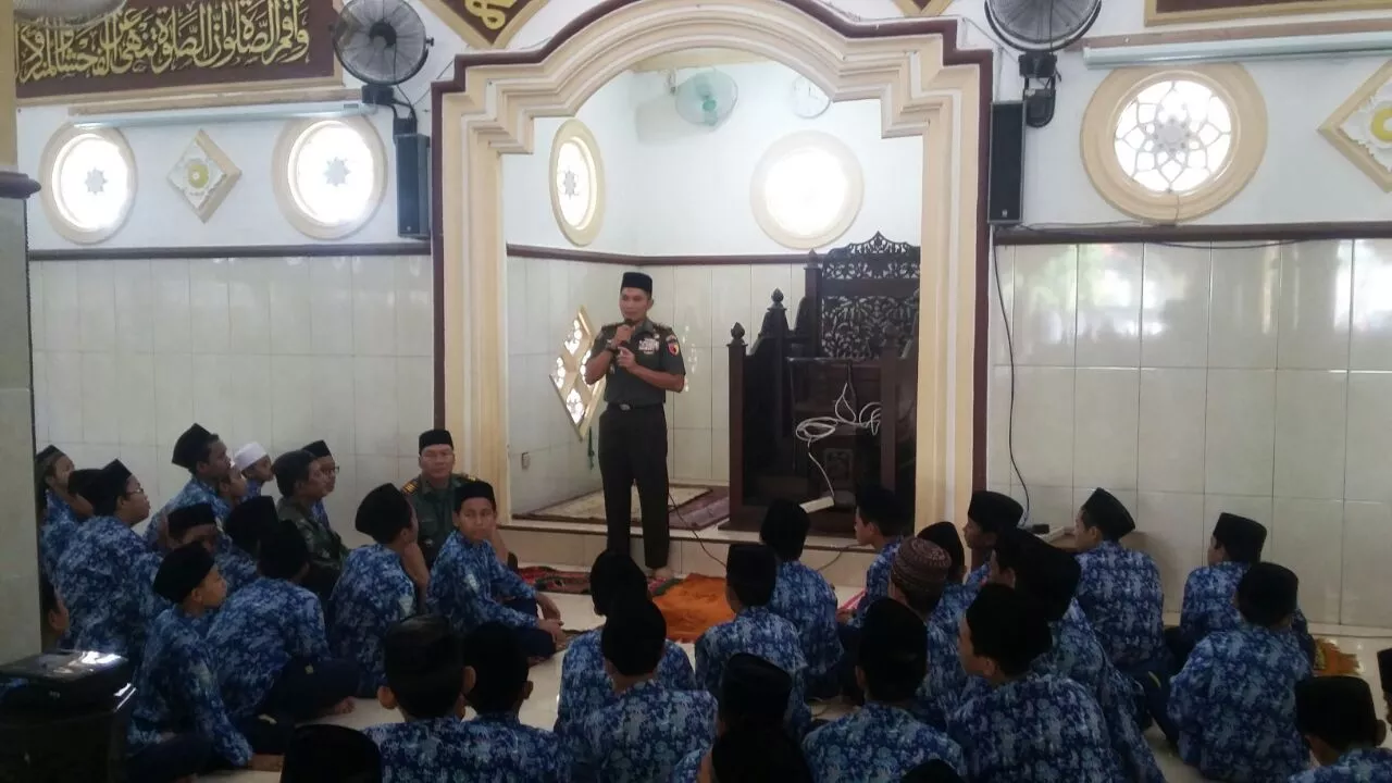Dandim Sidoarjo berbagi ilmu wasbang kepada para santri