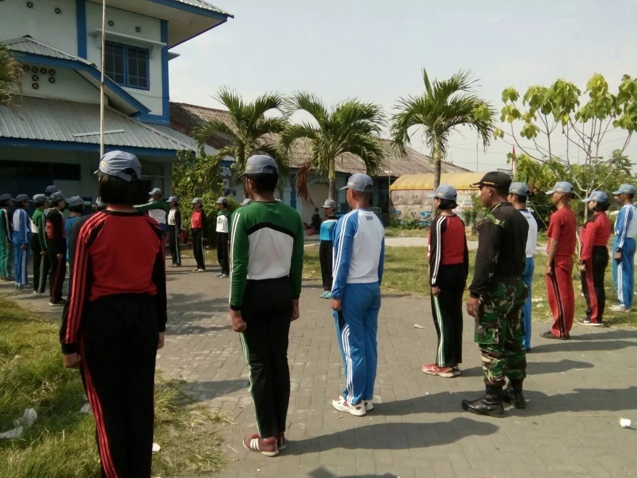 Anggota Koramil 0816/04 melatih dan bina Paskibra SMAN 1 Porong