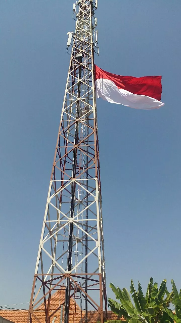 KORAMIL 0816/03 BUDURAN MENGIBARKAN BENDERA MERAH PUTIH BERUKURAN JUMBO