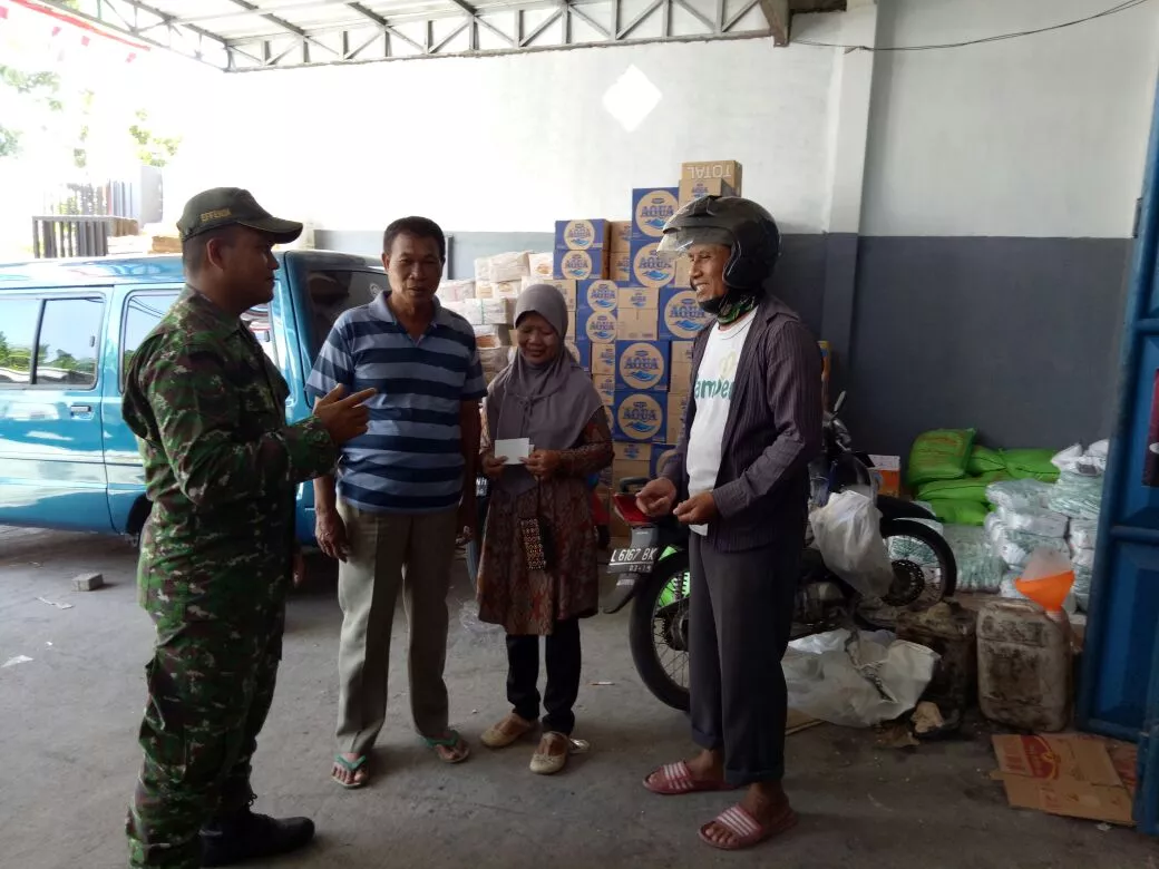 Babinsa Koramil 0816/17 Gedangan komsos dengan warga