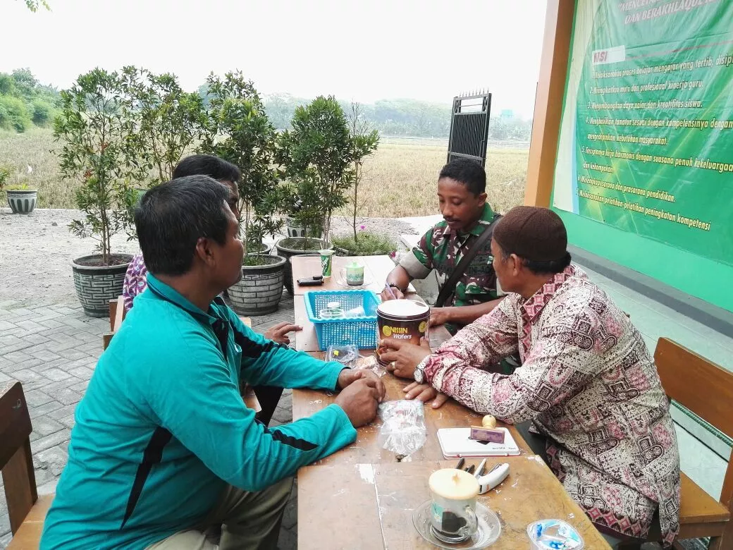 Babinsa 0816/06 Melakukan Kegiatan Komsos di Desa Binaannya.