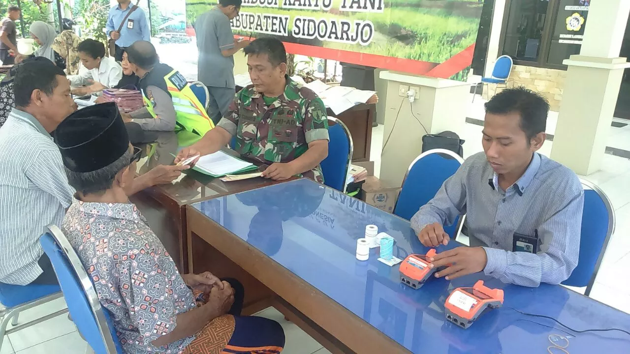 PENDISTRIBUSIAN KARTU TANI DI WILAYAH KORAMIL 0816/18 SEDATI