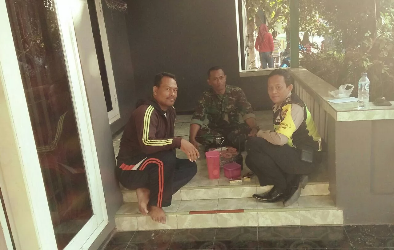 BABINSA BERSAMA BHABINKAMTIBMAS MELAKSANAKAN KOMSOS DENGAN WARGA