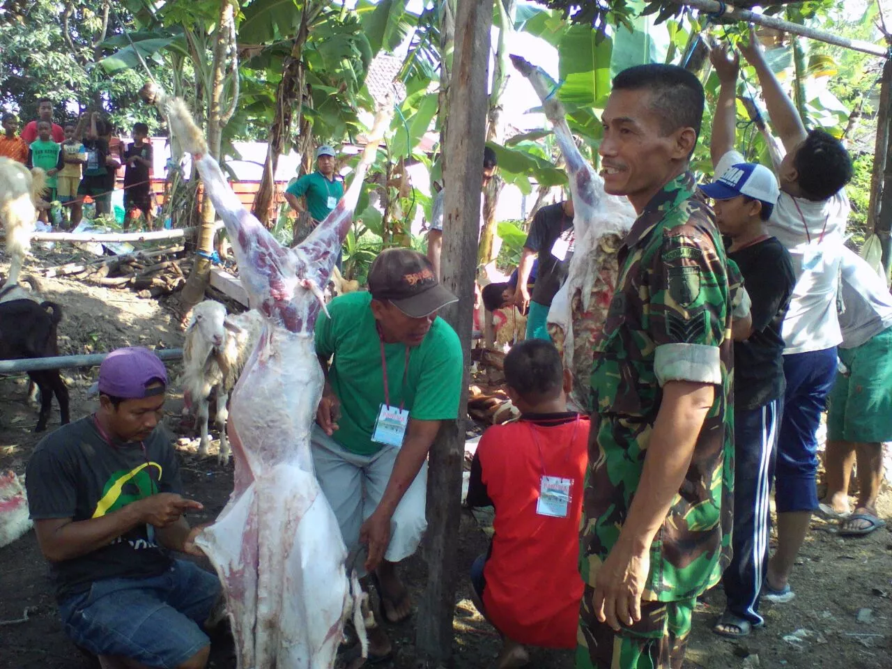 Serka Sri Irmawanto Ikuti Penyembelihan Hewan Qurban di Desa Keper.