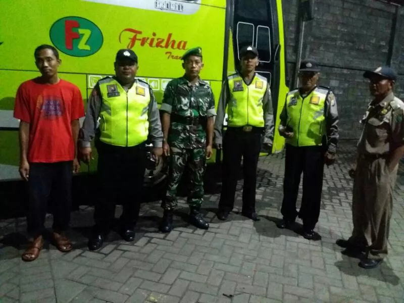 Babinsa serka muh khudhori dan babinkamtibmas pantau pelaksanaan Hari Raya Idul Adha 1438 H