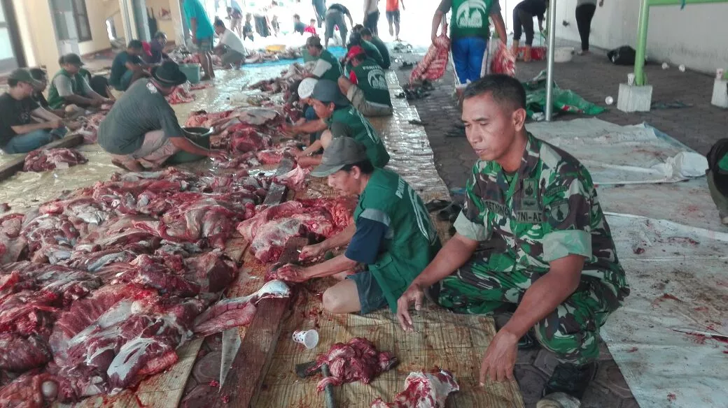 BABINSA DESA SIDOKEPUNG MEMBANTU PEMOTONGAN HEWAN QURBAN