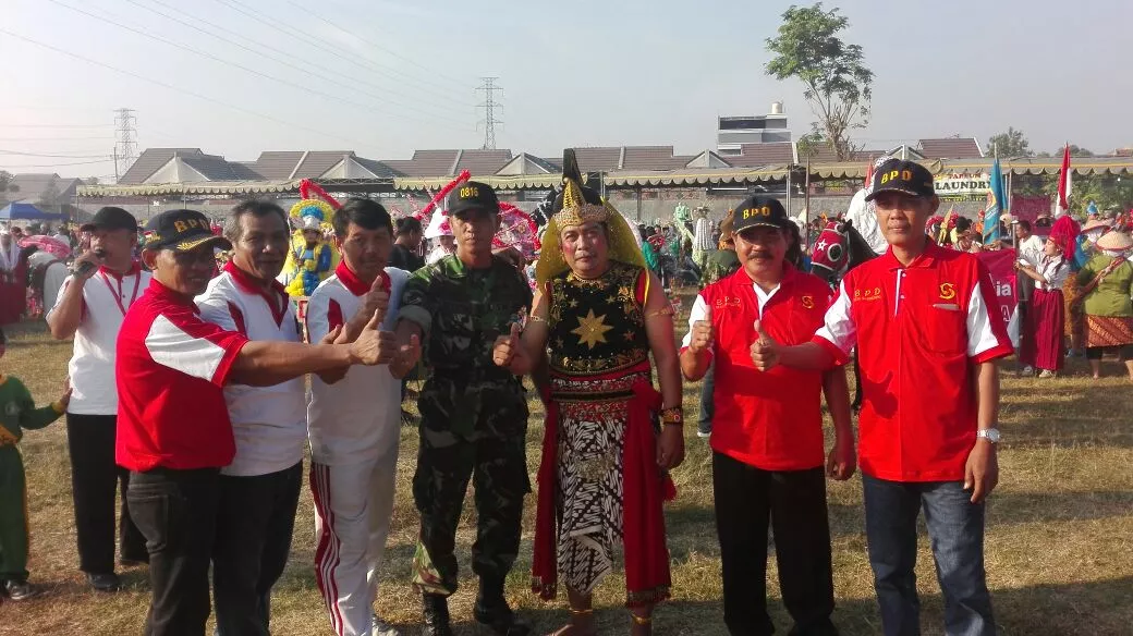 BABINSA DESA SIDOKEPUNG MENGIKUTI KARNAVAL DAN JALAN SEHAT