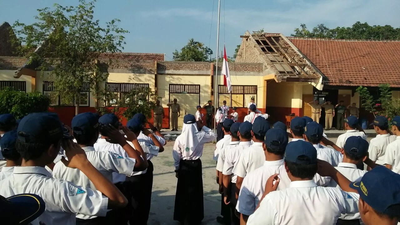 Bati Tuud Koramil 0816/ 06 Jadi Pembina Upacara di SMPN 1 Tanggulangin.