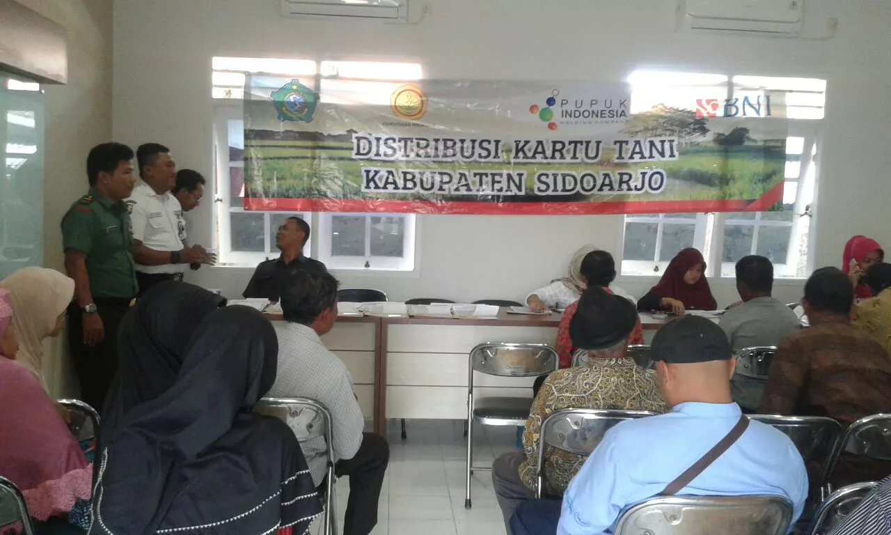 KORAMIL 0816/16 WARU DAMPINGI PEMBAGIAN KARTU TANI DI BALAI DESA WARU