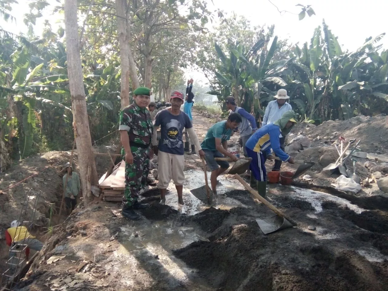 Warga Serma A Rofiq melaksanakan Kegiatan Gotong Royong di Desa Tanjek Wagir.