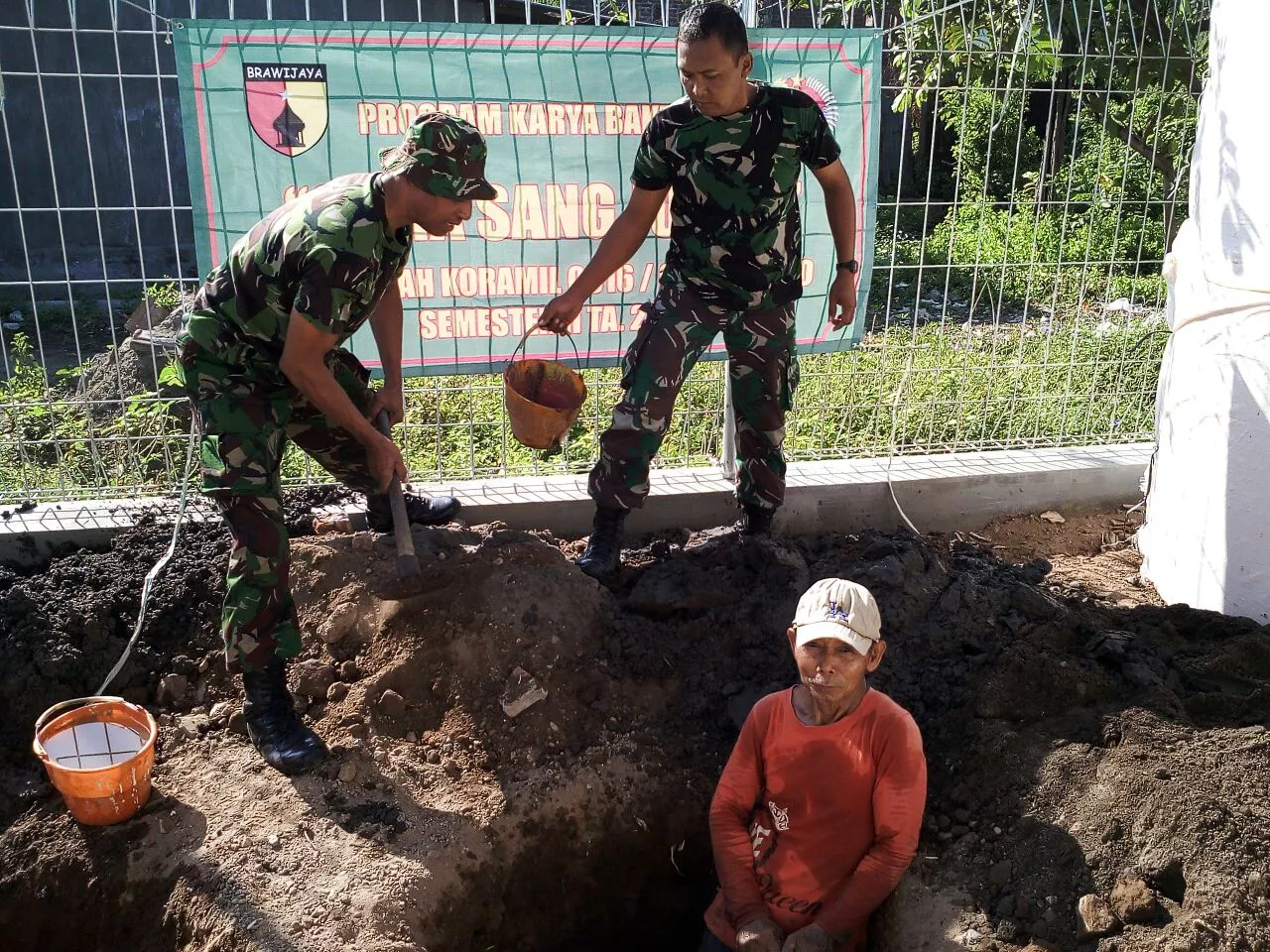 BABINSA KORAMIL 01/SIDOARJO KOTA BANTU WARGA MEMBUAT JAMBAN