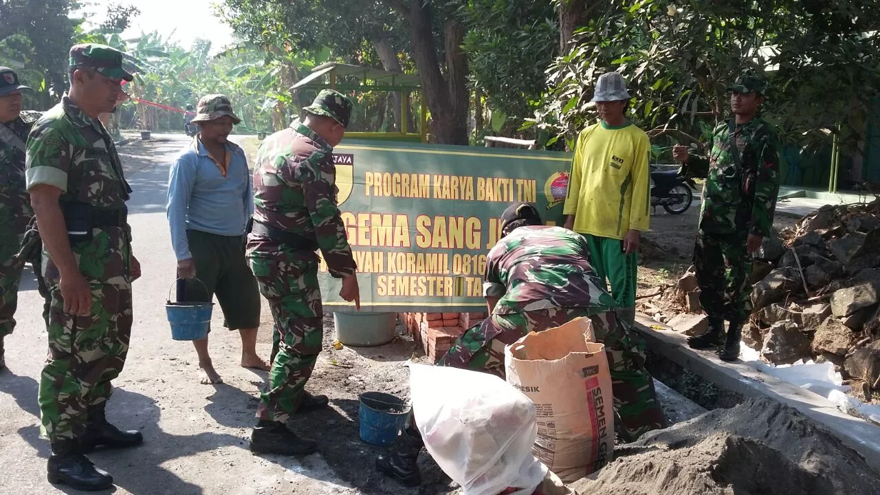 Babinsa Ramil 0816/07 Krembung Karya Bhakti Seribu Jamban