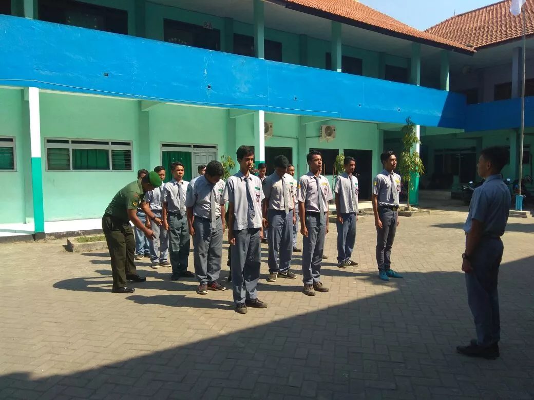 Babinsa Koramil 0816/ 06 Tanggulangin Latih PBB Siswa-SMA Al Islamiyah.