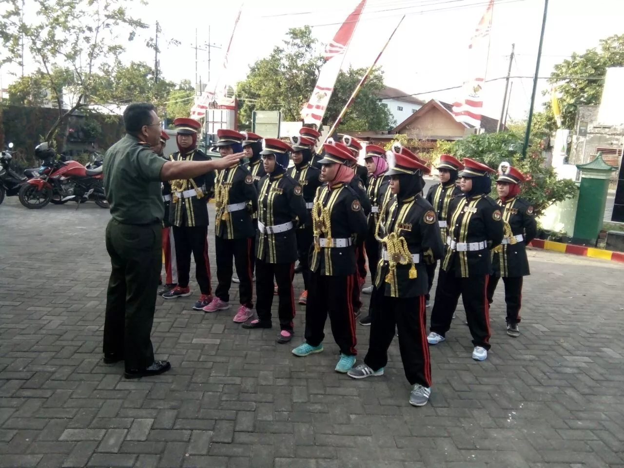 Danramil 0816/13Wonoayu Melaksanakan Pengecekan Siswa Siswi SMK YPM Yang Melaksanakan Lomba PBB di Kodim