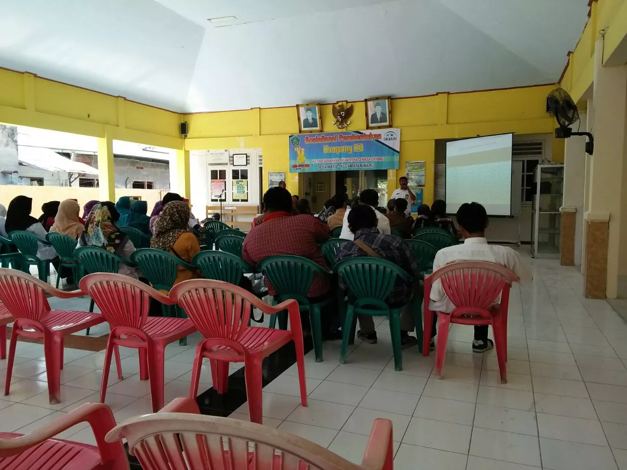 BABINSA KORAMIL 0816/16 WARU HADIRI SOSIALISASI PEMBENTUKAN KAMPUNG KB DI PENDOPO DESA WARU