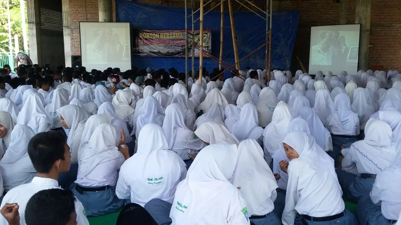 Anggota Ramil07 Nobar Film G 30S/PKI Bersama SMK Islam Krembung.