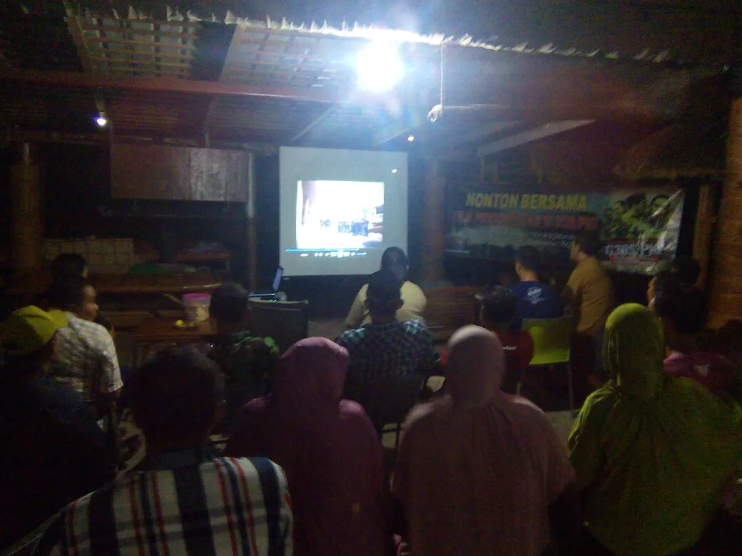 WARGA PERUM MCA CANDI ANTUSIAS NONTON BARENG FILM PENGHIANATAN G30S/PKI