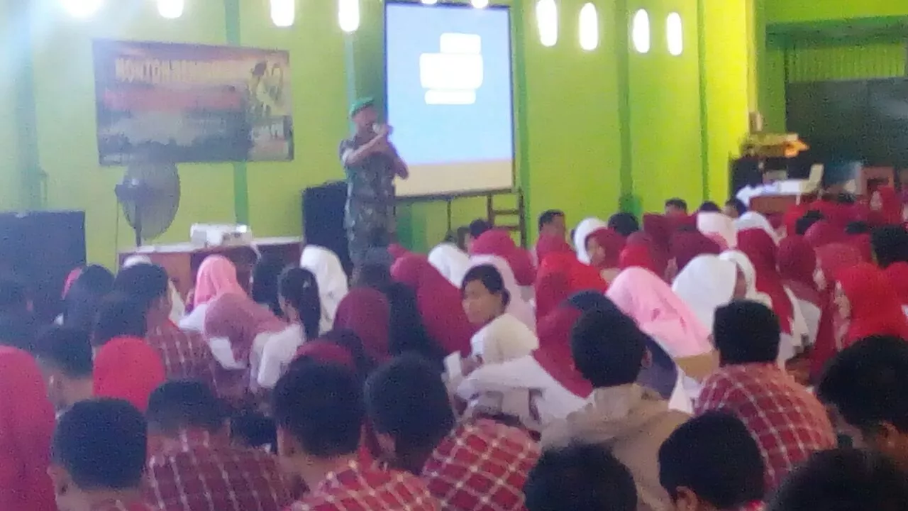 DANRAMIL 0816/03 BUDURAN BESERTA 4 ORANG ANGGOTA MENGHADIRI NOBAR FILM G 30 S/ PKI