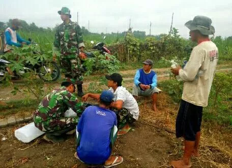 Indahnya kebersamaan TNI dengan masyarakat