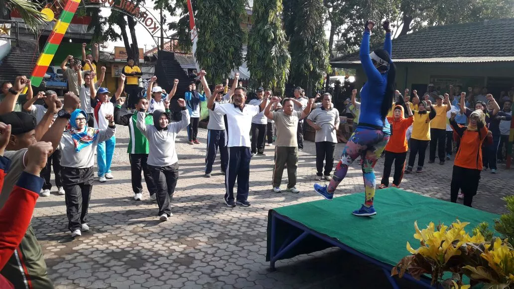 KORAMIL 0816/16 WARU MELAKSANAKAN SENAM KESEGARAN JASMANI BERSAMA FORKOPIMKA WARU DI HALAMAN KORAMIL 0816/16 WARU SIDOARJO