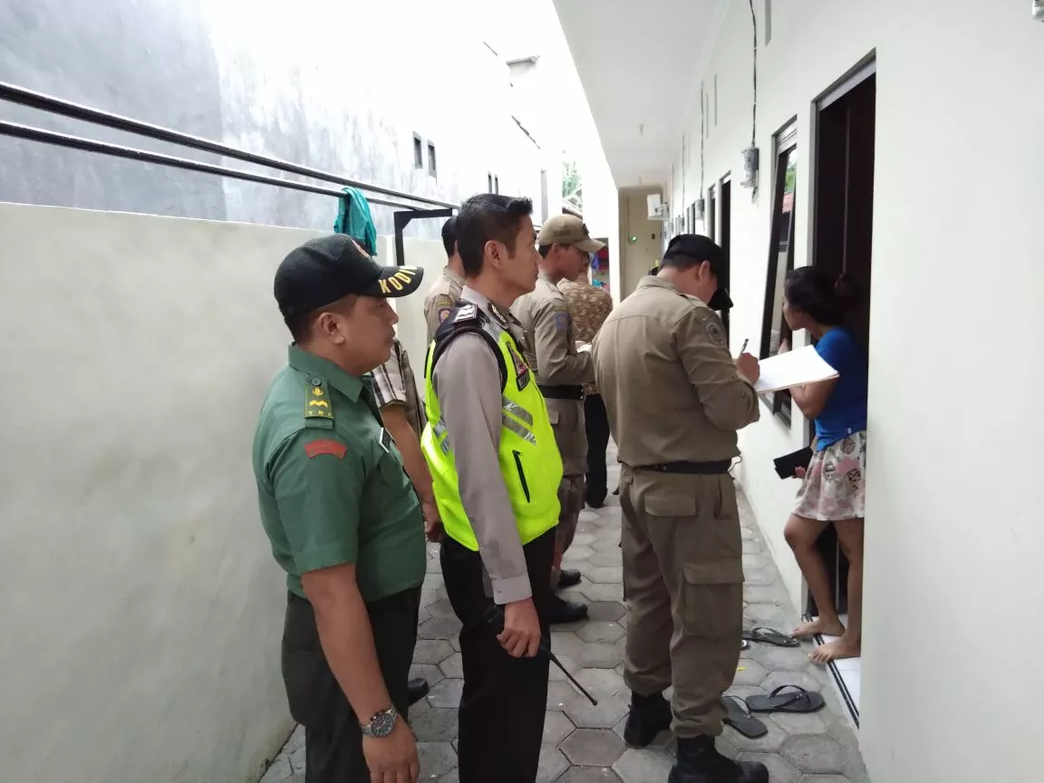 BABINSA BERSAMA SATPOL PP DAN DISPENDUK KABUPATEN SIDOARJO MELAKSANAKAN OPERASI YUSTISI
