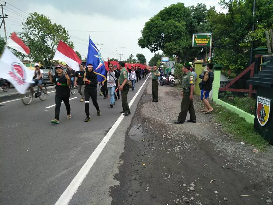 Anggota Koramil 10/Balongbendo sambut gembira kedatangan kirab bendera merah putih