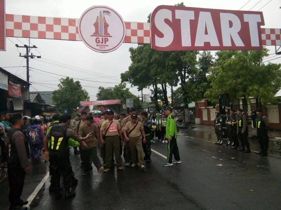 Babinsa Kodim 0816 ikut memeriahkan gerak jalan Mojokerto - Surabaya